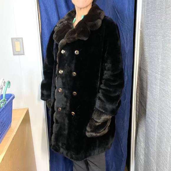 •VINTAGE • LIKE NEW |•BORGANA BY FAIRMOOR•| Two-Tone Brown Faux Fur Coat - Picture 6 of 16